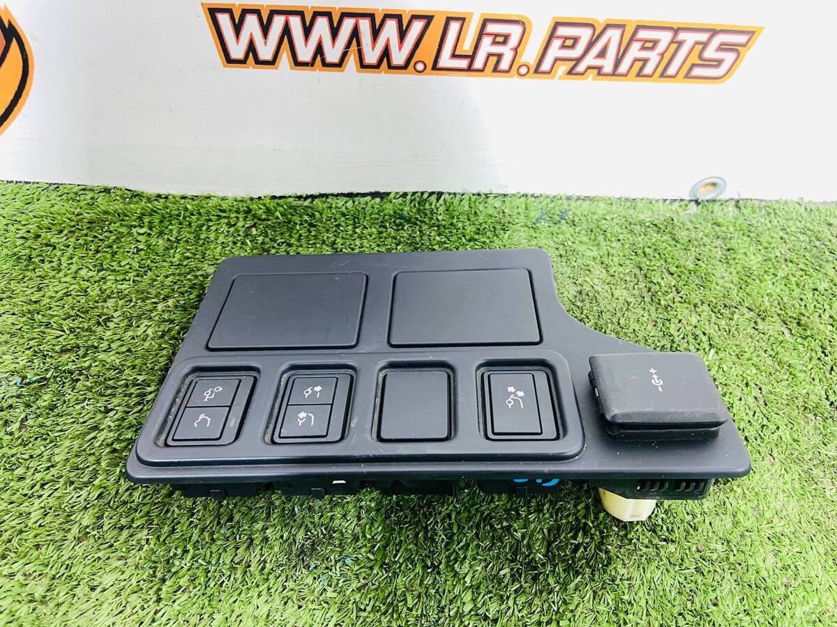 LR136922 Накладка перемикача в багажному відділенні зліва LAND ROVER DISCOVERY 5 (L462) Б / У